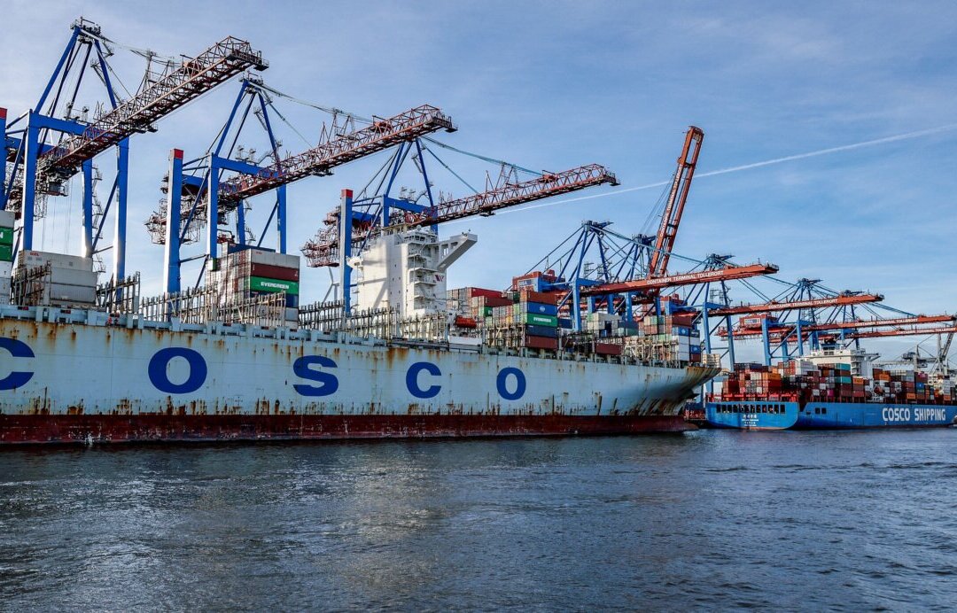 US Coast Guard Reviews COSCO Ships as Germany Blocks Company’s Logistics Deal