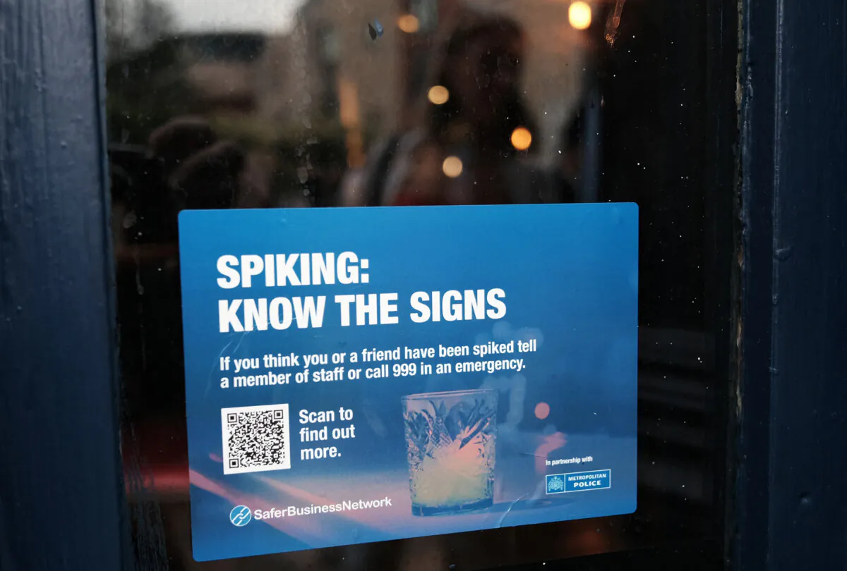 A warning notice on the window of a pub in Greenwich, London on Oct. 1, 2023. (Yui Mok/PA Wire)