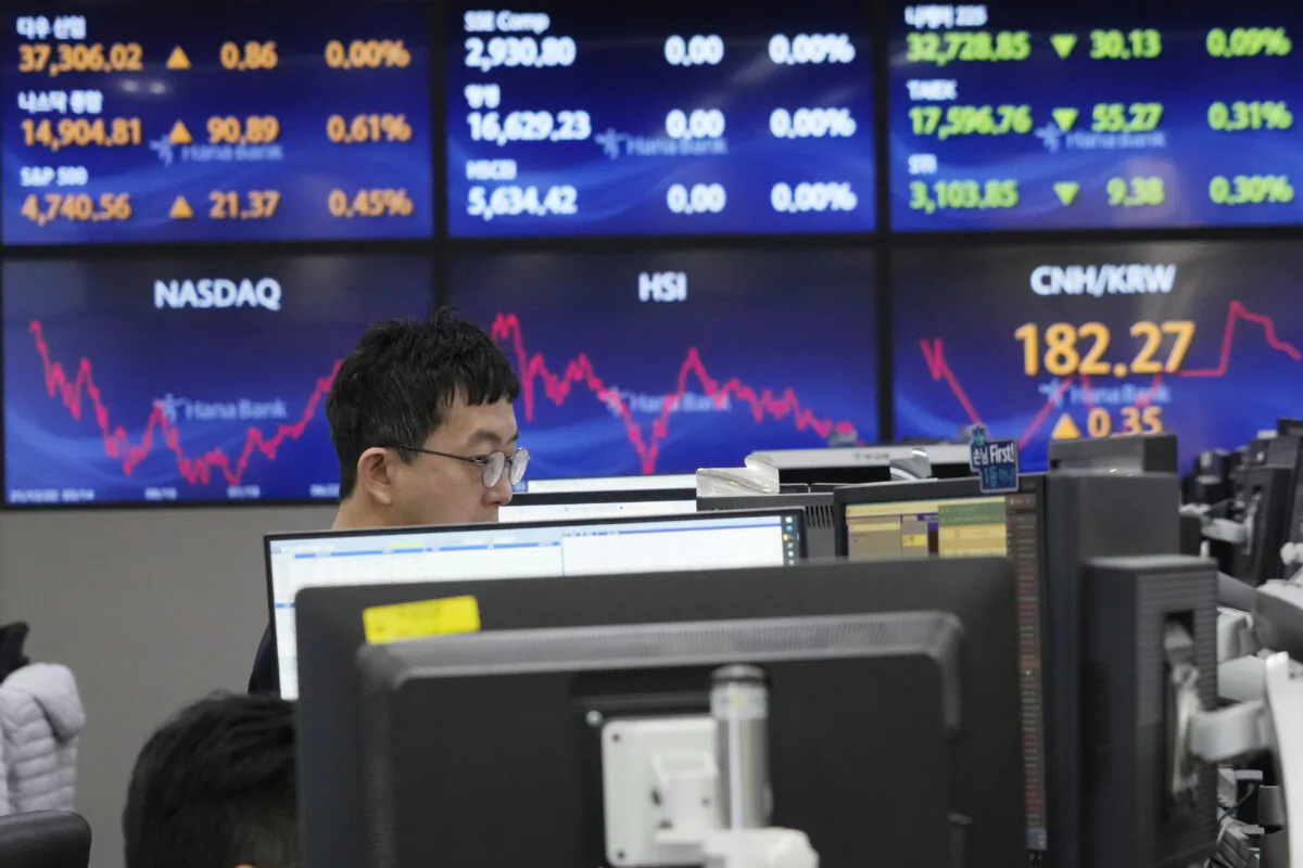 A currency trader watches monitors at the foreign exchange dealing room of the KEB Hana Bank headquarters in Seoul, South Korea, on Dec. 19, 2023. (Ahn Young-joon/AP Photo)