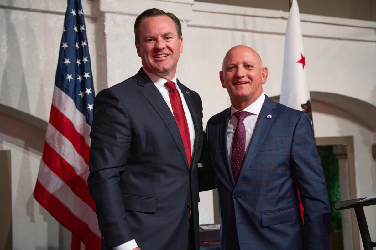 (L-R) Newport Beach Mayor Will O'Neill and Chamber President Steve Rosansky. (Courtesy of Ed Olen, Olen Photography)