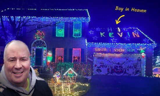 Man Writes 'Hi Kevin' in Christmas Lights Every Year to Honor Neighbor Who Died of Cancer