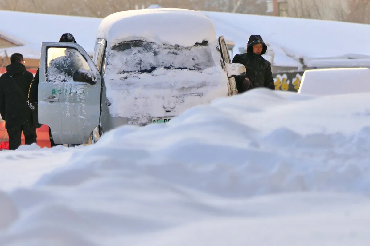 A large amount of snow covers vehicles and roads on the streets of Yantai, Shandong Province on Dec. 16, 2023. (CFOTO/Future Publishing via Getty Images)