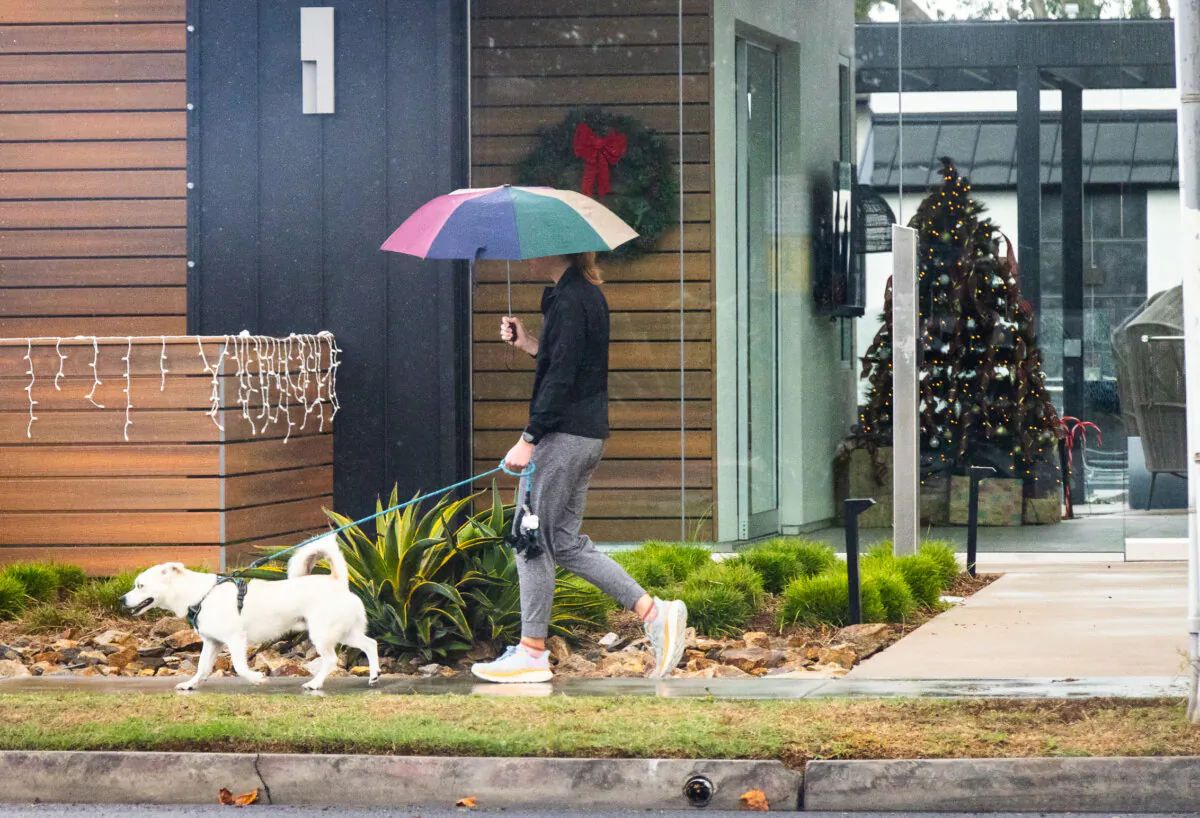 A rainstorm passes through Costa Mesa, Calif., on Dec. 22, 2023. (John Fredricks/The Epoch Times)
