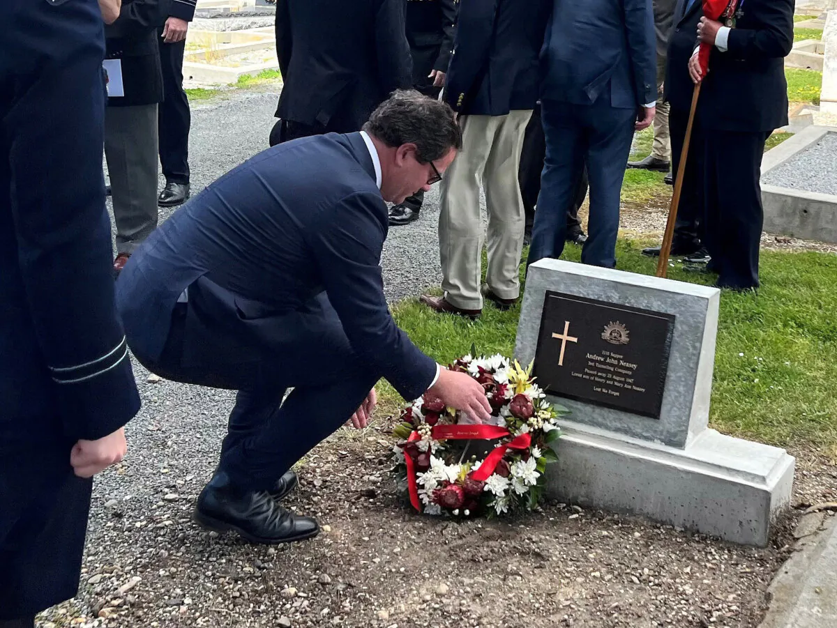 A supplied image obtained on Dec. 21, 2023, of the Minister for Veterans' Affairs Matt Keogh laying a wreath at a Commonwealth war grave created as part of the Headstone Project in Tasmania. A government grant has allowed veterans organisations to commemorate World War I veterans who did not die on the frontline. (AAP Image/Supplied by Department of Veterans' Affairs, Forgotten Diggers)