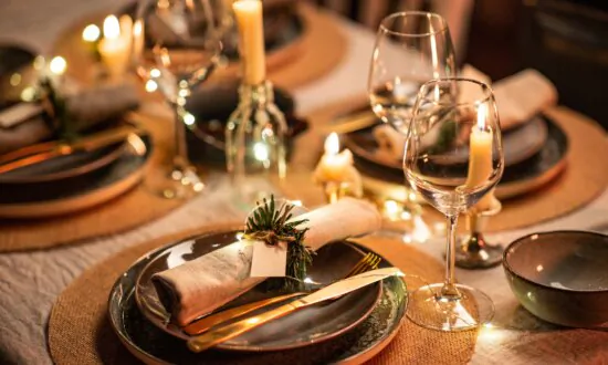 How to Set a Stunning Christmas Table
