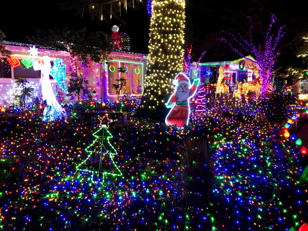 The home of Terri Perez, “The Christmas Lights Lady,” with Christmas decorations in Danville, Calif., on Dec. 19, 2023. (Helen Billings/The Epoch Times)