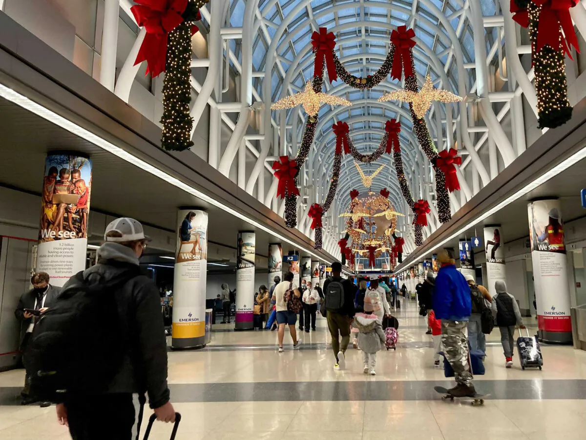 Holiday travelers walk through Terminal 3 on Nov. 25, 2020, at O'Hare International Airport in Chicago. (Erin Hooley/Chicago Tribune/TNS)