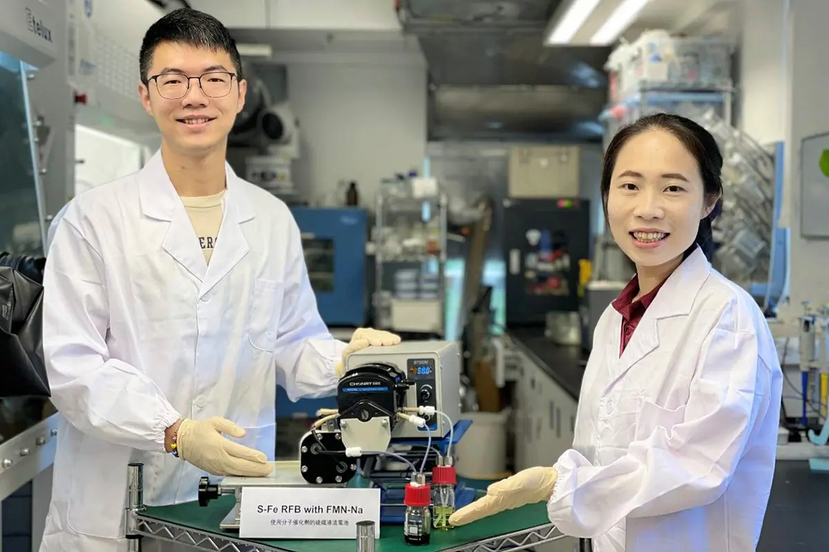 Professor Lu Yi-chun (R) and PhD student Lei Jiafeng (L) from the Department of Mechanical and Automation Engineering (MAE) at CUHK demonstrate a prototype of an iron-sulfur redox flow battery using biomimetic molecular catalysts. (Courtesy of CUHK)
