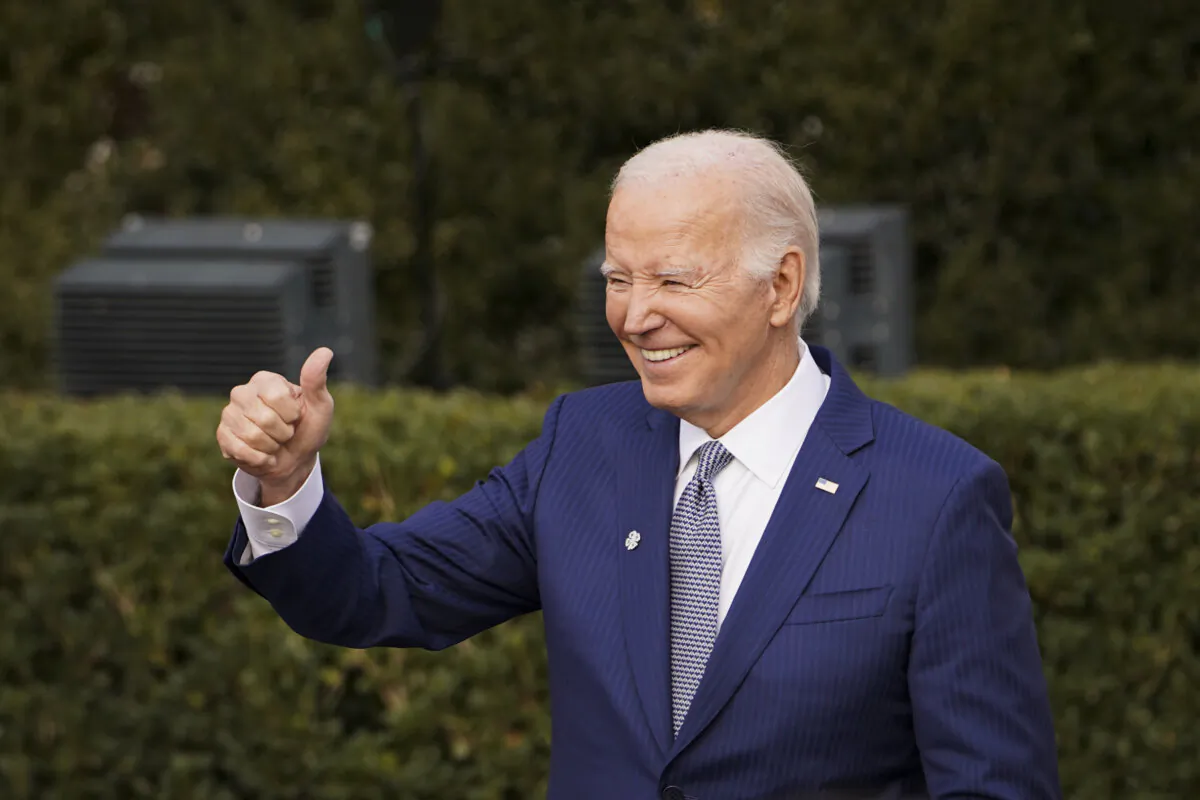 President Joe Biden meets with guests during the national Thanksgiving turkey ceremony on the South Lawn of the White House on Nov. 20, 2023. (Madalina Vasiliu/The Epoch Times)
