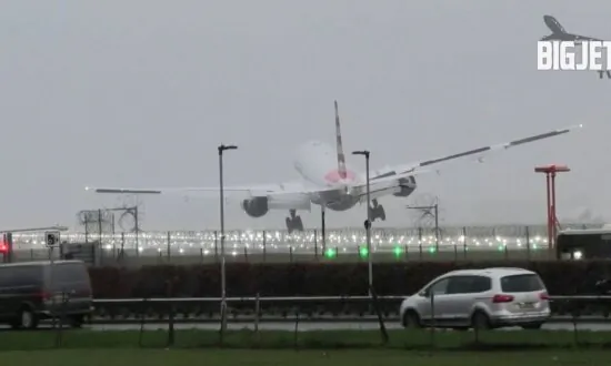 Terrifying Moments: Plane Struggles to Land at London’s Heathrow During Fierce Storm