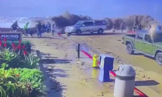 Dramatic Video Captures Monster Waves Sweeping Away Onlookers on California Street