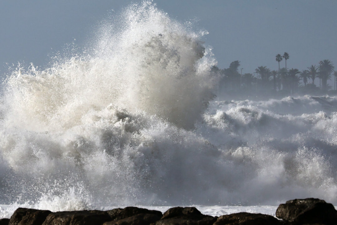 giant-waves-hit-california-coast-cause-injuries-and-flooding-the