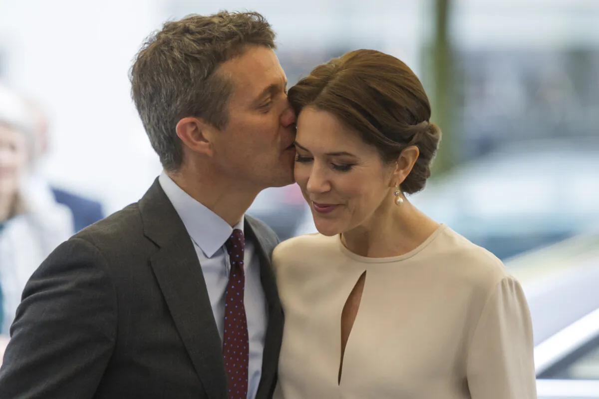 Crown Prince Frederik kisses his wife Crown Princess Mary Of Denmark as they arrive at a furniture shop during their visit to Germany on May 21, 2015. (Lennart Preiss/Getty Images)