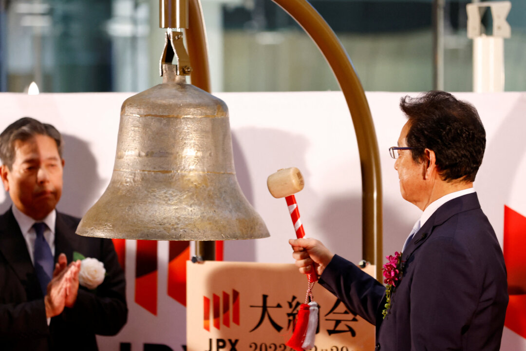 NextImg:Global Shares Slip Again as Rate Cut Hopes Ebb