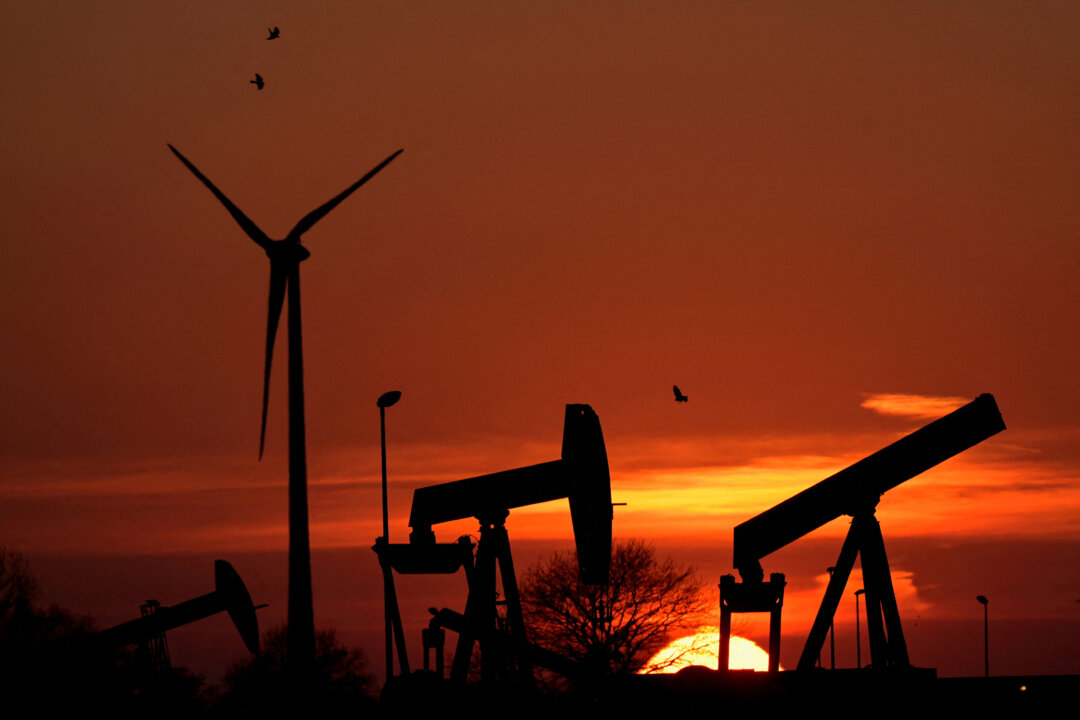 NextImg:Oil Prices Edge Lower With Investors Cautious Ahead of US Data