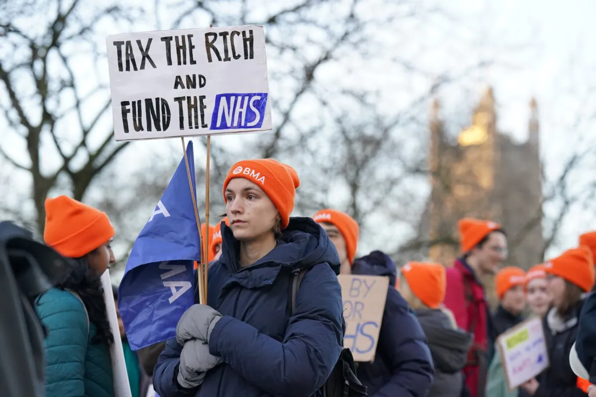 Junior doctors and members of the British Medical Association outside St. Thomas's Hospital, London, as they take to picket lines for six days during their continuing dispute over pay, on Jan. 3, 2024. (Jonathan Brady/PA Wire)
