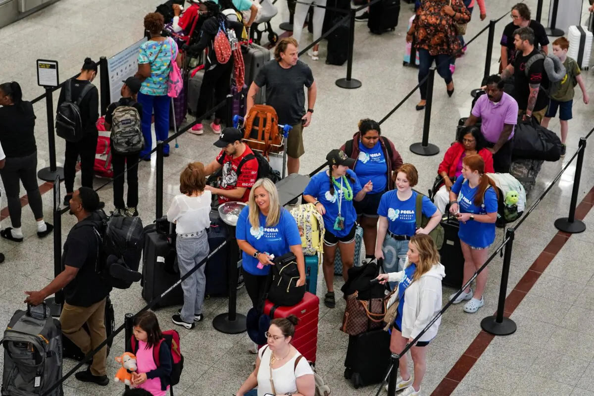Passengers line up to check bags before their flights at Hartsfield-Jackson Atlanta International Airport in Atlanta on June 28, 2022. (Elijah Nouvelage/Reuters)