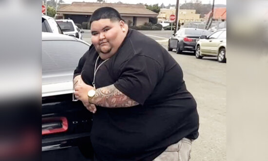 ‘Super Overweight’ Man Who Needed Almost 3 Airline Seats Sheds Over 300lb—He’s Now Unrecognizable