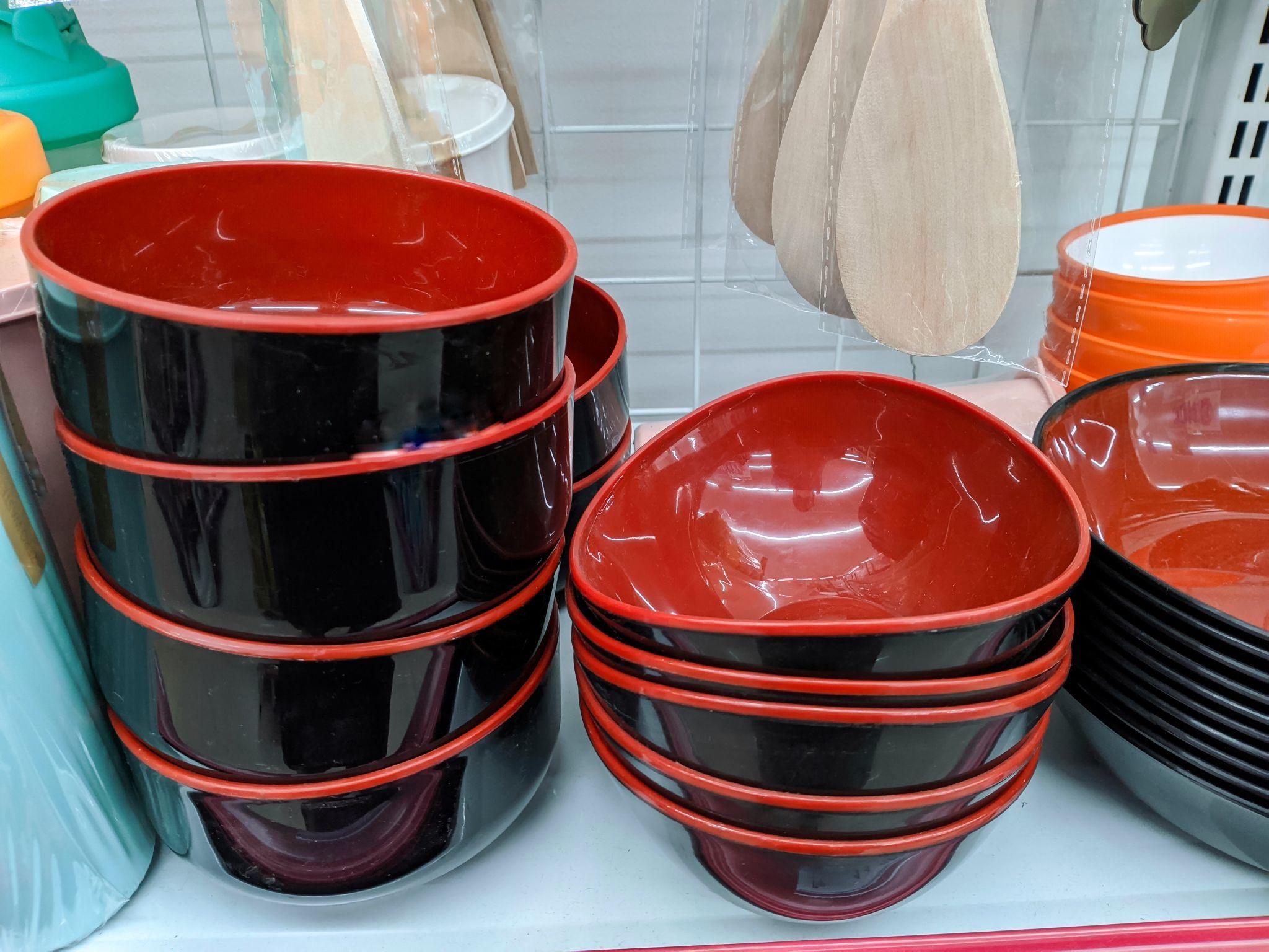 Melamine, widely used in kitchen utensils and tableware, is a chemical substance with renal toxicity. (Sulviana/Shutterstock)