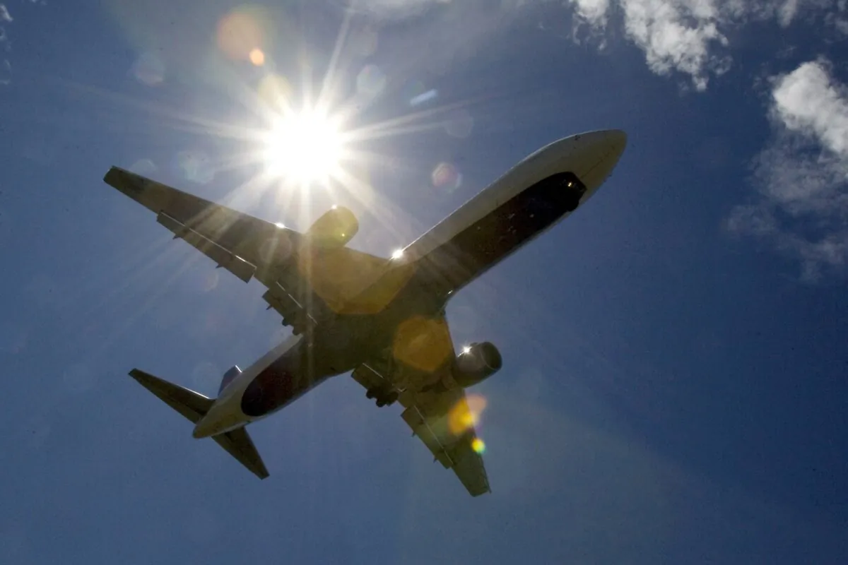 A Delta Airlines plane flies into Portland International Airport in Portland, Ore., on July 20, 2009. (Don Ryan/AP Photo)