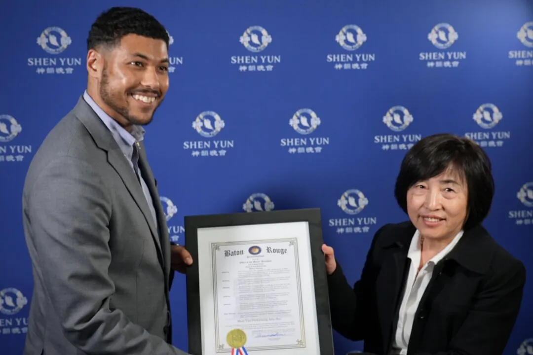 Dante Bidwell, the chief of staff for the mayor of Baton Rouge, presented a proclamation to Shen Yun at the Baton Rouge River Center Theater, on Jan. 3, 2024. (NTD)
