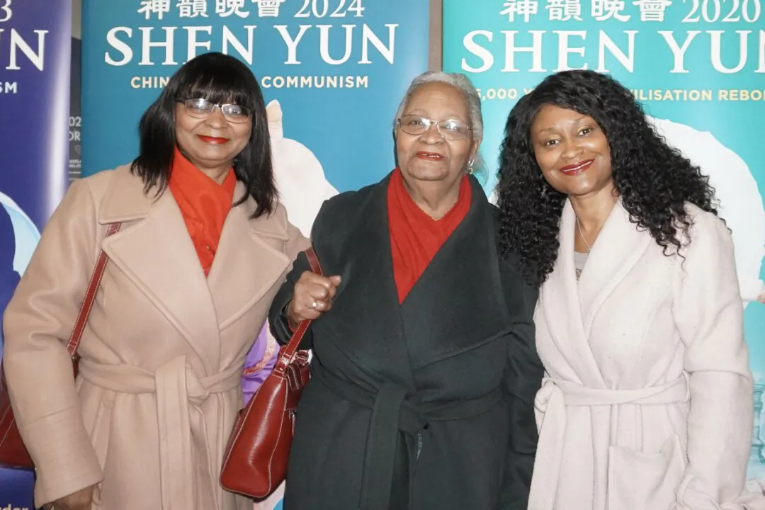 Karen Bethnel, Tracey Silvermore (R) and their mother (C) after watching Shen Yun Performing Arts at New Theatre Oxford, U.K., on Jan. 4, 2024. (Mary/MannThe Epoch Times)