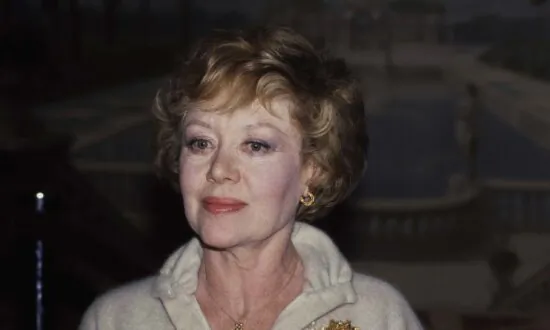 Glynis Johns, ‘Mary Poppins’ Star Who First Sang Sondheim’s ‘Send in the Clowns,’ Dies at 100