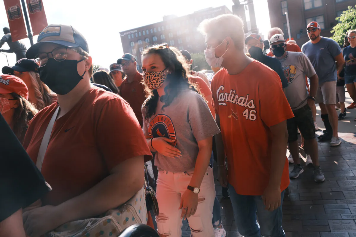 People wear masks in St. Louis, Mo., in a file image. (Spencer Platt/Getty Images)