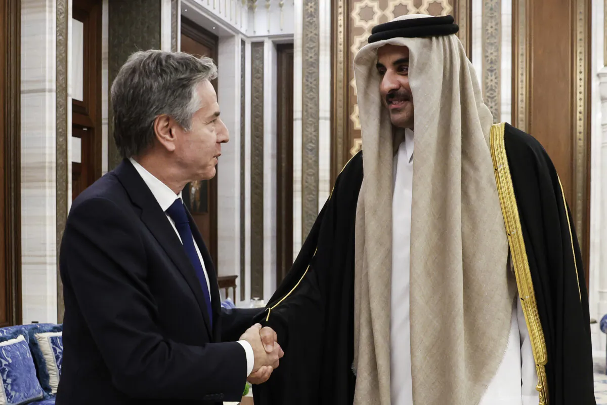 U.S. Secretary of State Antony Blinken (L) shakes hands with Qatar's Emir Sheikh Tamim Bin Hamad Al Thani at Lusail Palace in Lusail, Qatar, on Jan. 7, 2024. (Evelyn Hockstein/Pool photo via AP)