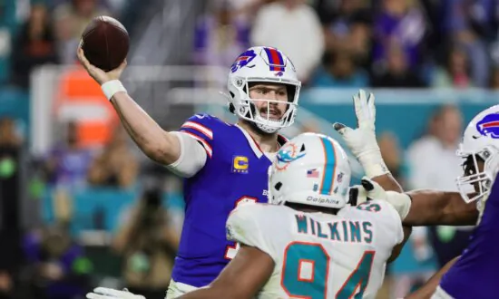 NFL Roundup: Packers Best Bears, Earn Playoff Berth
