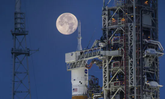 Former NASA Administrator Fears Artemis Program Won’t Beat China to Moon