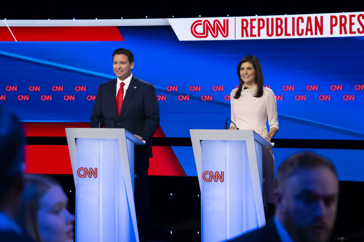 Republican presidential candidates Florida Gov. Ron DeSantis (L) and former South Carolina Gov. Nikki Haley (R) participate in CNN's GOP presidential primary debate at Drake University in Des Moines, Iowa, on Jan. 10, 2024. (Madalina Vasiliu/The Epoch Times)