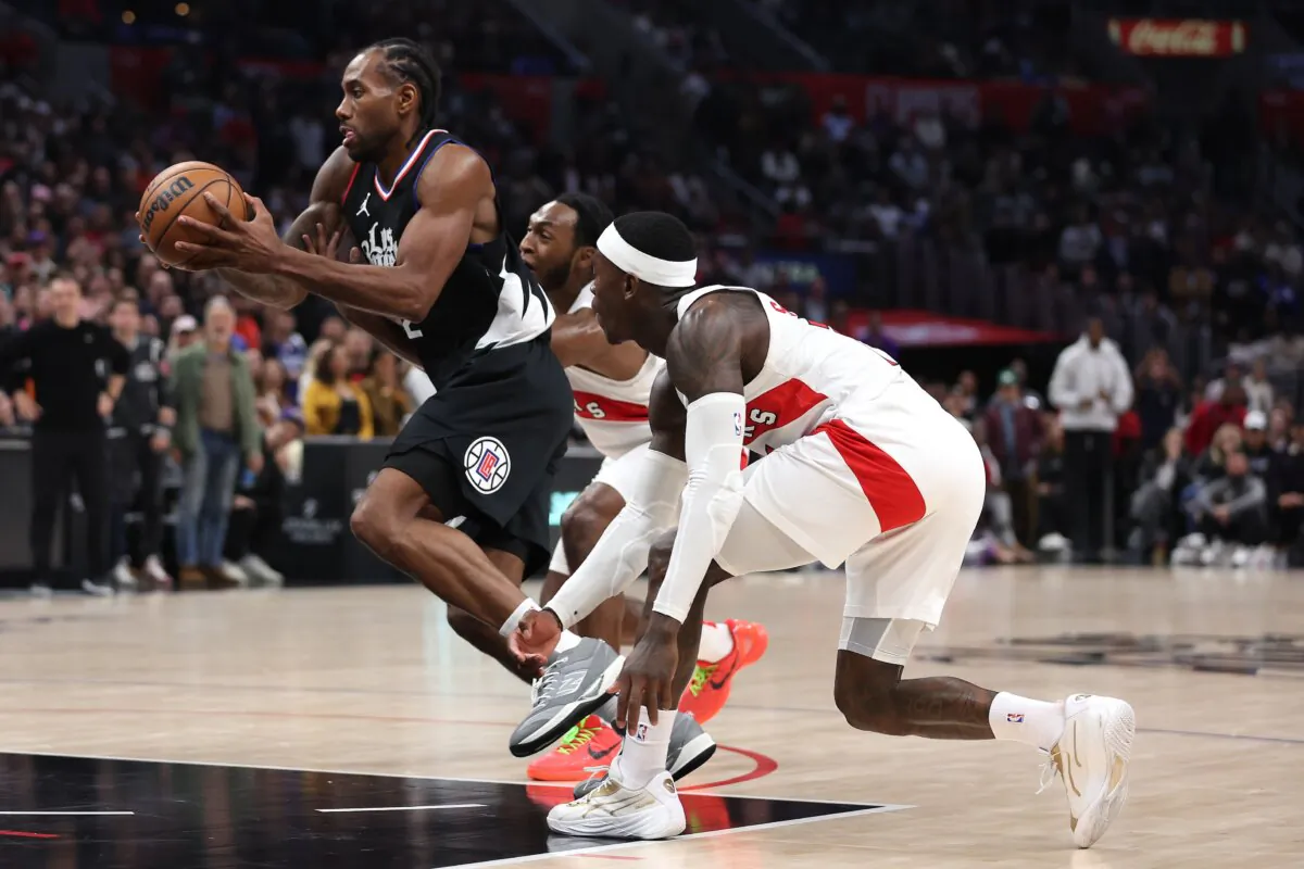 Kawhi Leonard (2) of the LA Clippers splits the defense of Dennis Schroder (17) and Immanuel Quickley (5) of the Toronto Raptors during the second half of a game in Los Angeles on Jan. 10, 2024. (Sean M. Haffey/Getty Images)