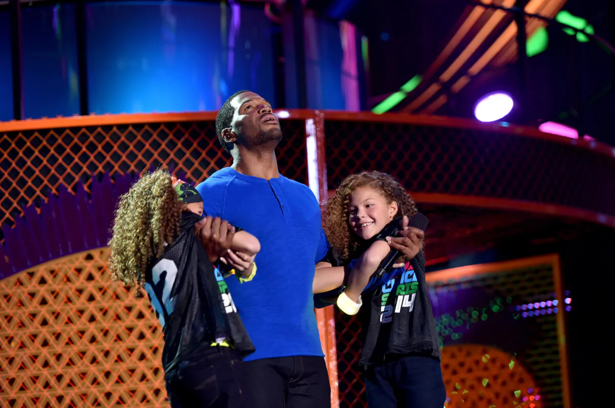 (L-R) Sophia Strahan, host Michael Strahan and Isabella Strahan speak onstage during Nickelodeon Kids' Choice Sports Awards 2014 at UCLA's Pauley Pavilion in Los Angeles on July 17, 2014. (Alberto E. Rodriguez/Getty Images For Nickelodeon)