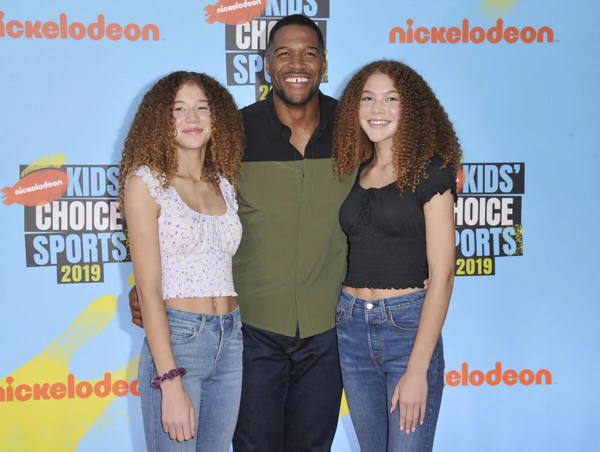 Michael Strahan (C) and his daughters Sophia Strahan (L) and Isabella Strahan arrive at the Kids' Choice Sports Awards at the Barker Hangar in Santa Monica, Calif., on July 11, 2019. (Richard Shotwell/Invision/AP)