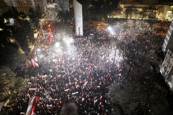 Supporters of the Law and Justice (PiS) party gather in protest against state media overhaul and arrest of former interior minister and his deputy in Warsaw, January 11, 2024.( Kuba Atys /Agencja Wyborcza.pl/via Reuters)