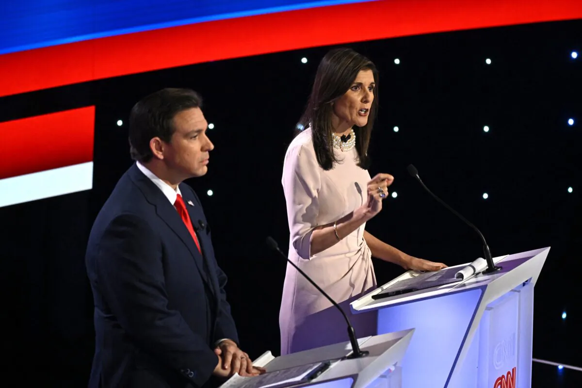 Florida Governor Ron DeSantis (L) and former Ambassador to the United Nations Nikki Haley speak during the fifth Republican presidential primary debate at Drake University in Des Moines, Iowa, on Jan.10, 2024. (Jim Watson/AFP)