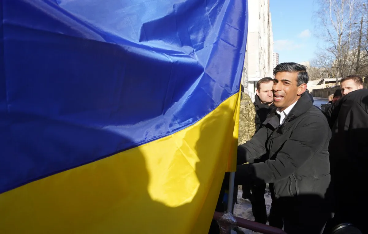 Prime Minister Rishi Sunak talks to members of the public in Kyiv, Ukraine, ahead of meeting with President Volodymyr Zelenskyy on Jan. 12, 2024. (Stefan Rousseau/PA Wire)