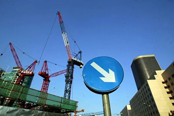 China's inability to recover economically is considered one of the top ten global risks in 2024. The image shows a construction site in the center of Beijing. (China Photos/Getty Images)
