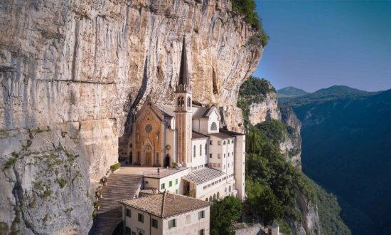 Basilica Built Hanging on a Cliff 500 Years Ago Looks Like It's Floating Between Heaven and Earth