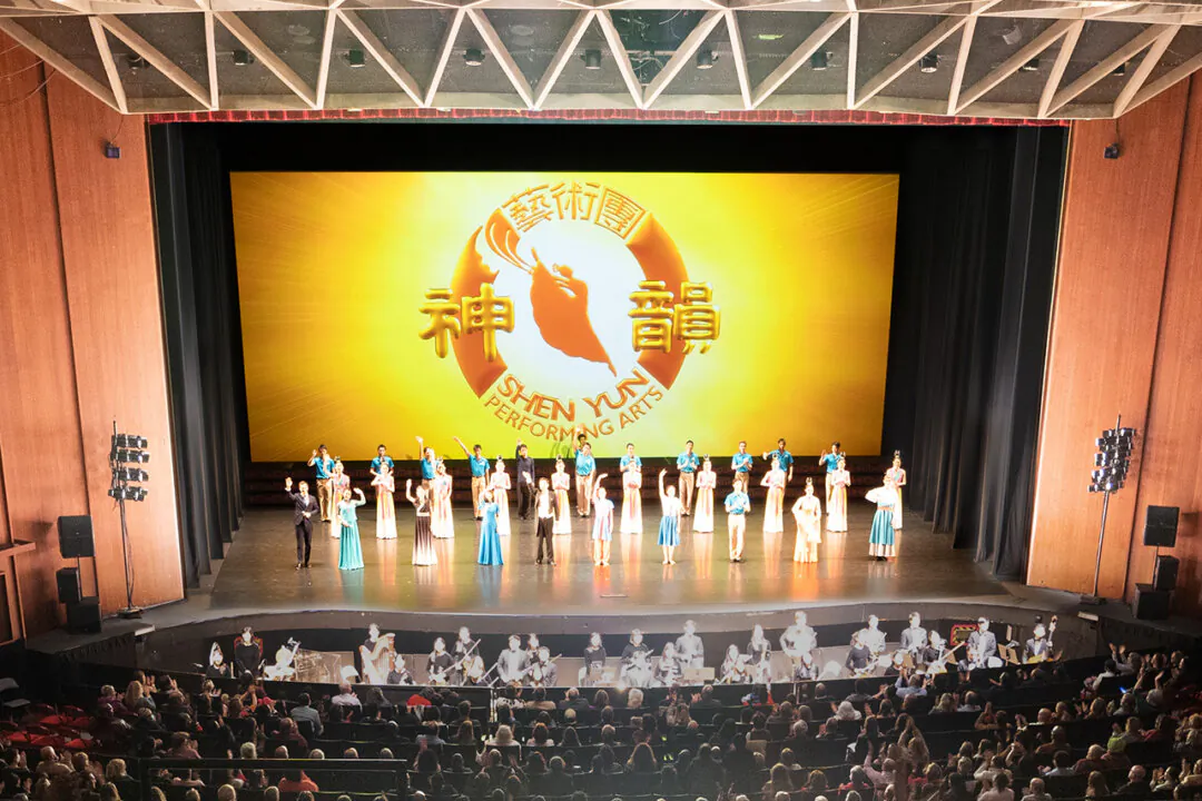 Shen Yun Performing Arts North America Company's curtain call at the Chrysler Hall, in Norfolk, on Jan. 13, 2024. (NTD)