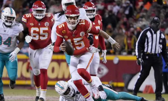 Patrick Mahomes Leads Chiefs to 26–7 Playoff Win Over Miami in Near-Record Low Temps