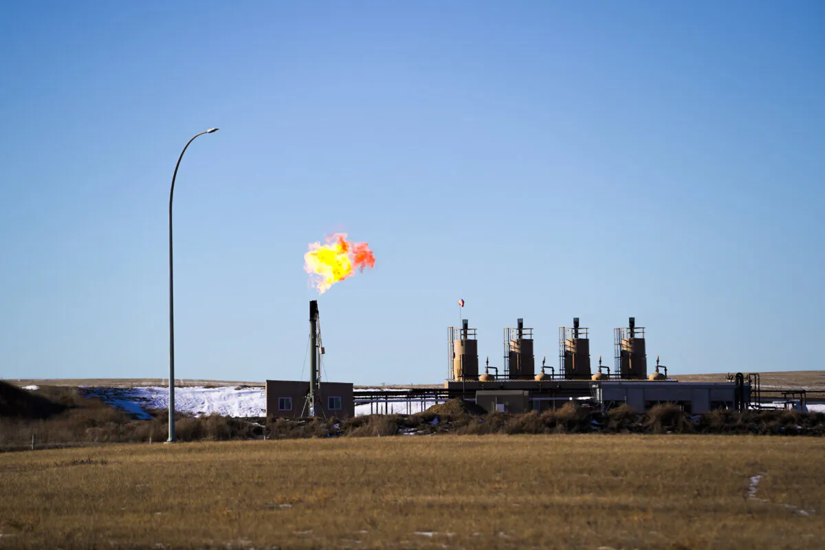 A flare burns off excess natural gas produced by oil wells in McKenzie County, in Williston, N.D., on Dec. 21, 2023. (Madalina Vasiliu/The Epoch Times)