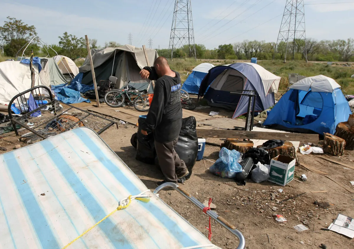 A homeless man packs belongings at a tent city in Sacramento on April 13, 2009. (Justin Sullivan/Getty Images)