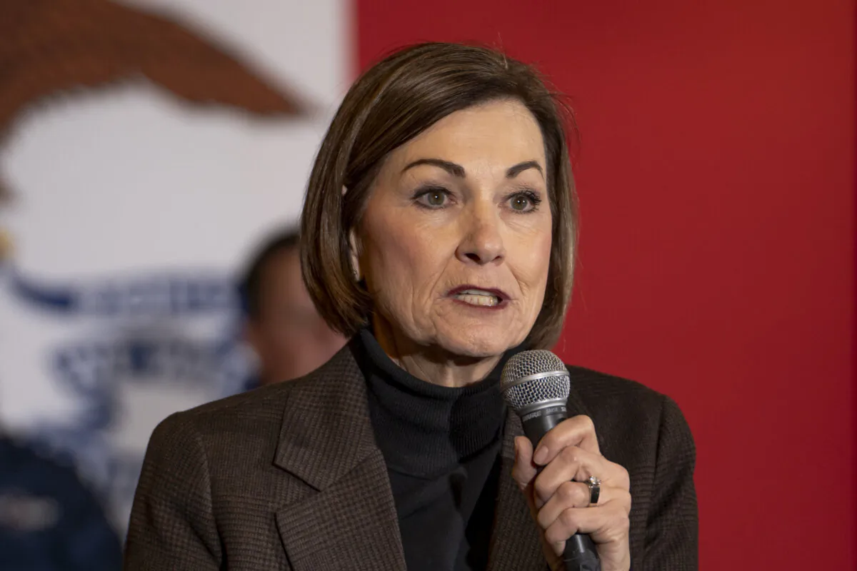 Iowa Gov. Kim Reynolds introduces Republican presidential candidate Florida Gov. Ron DeSantis during a campaign event ahead of the 2024 Iowa caucuses in Ankeny, Iowa, on Jan. 14, 2024. (Madalina Vasiliu/The Epoch Times)