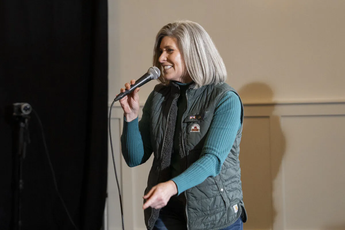 Sen. Joni Ernst (R-Iowa) speaks before Republican presidential candidate Florida Gov. Ron DeSantis takes the stage at a campaign event on the eve of the 2024 Iowa caucuses in Ankeny, Iowa, on Jan. 14, 2024. (Madalina Vasiliu/The Epoch Times)