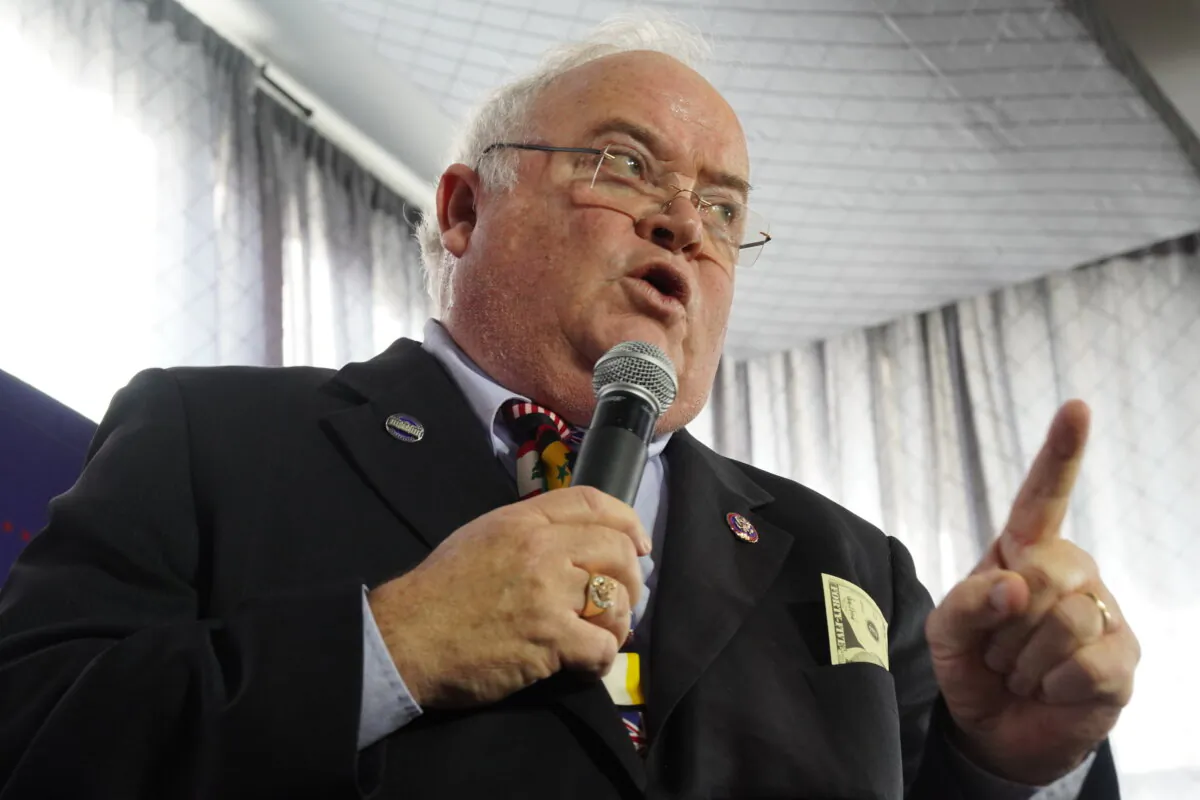 Former Rep. Billy Long (R-Mo.) stumps for former President Donald J. Trump in Fort Dodge, Iowa, on Jan. 15, 2024. (Nathan Worcester/The Epoch Times)