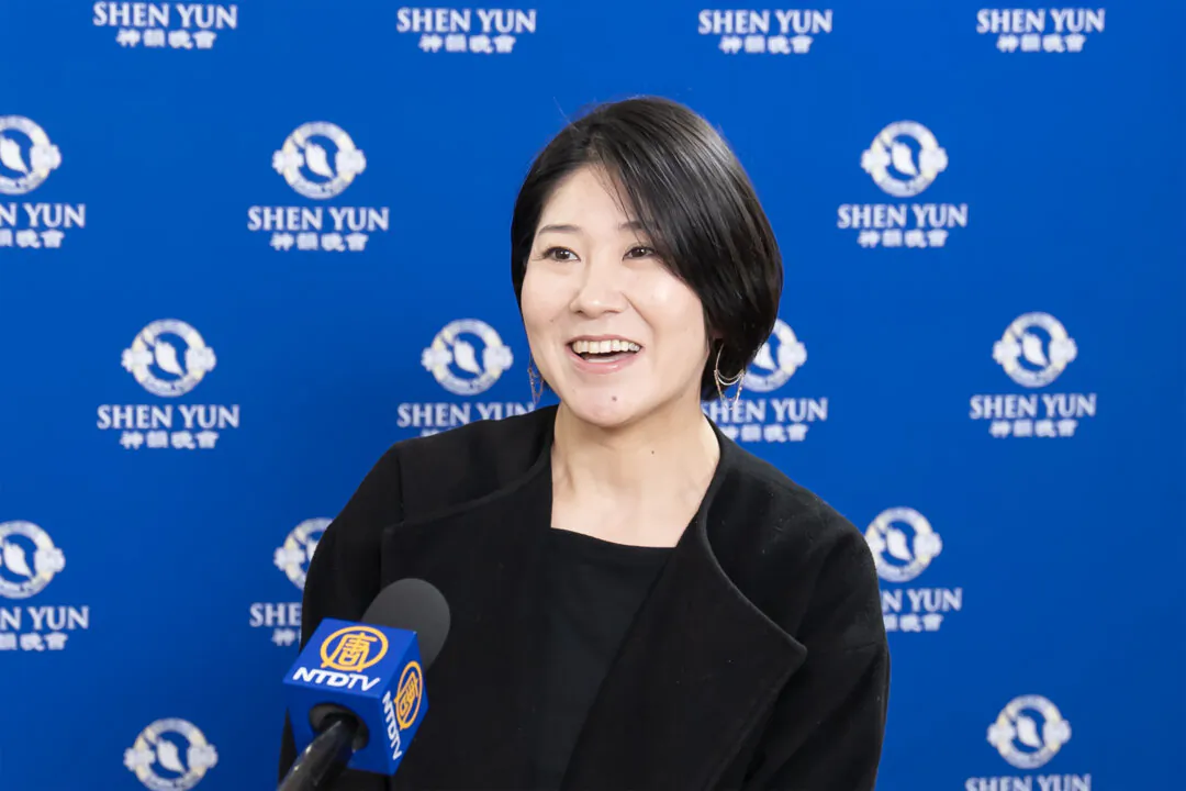 Komiya Saeko watched the Shen Yun Performing Arts first performance at the Sakai Performing Arts Center, in Japan, on Jan. 13, 2024. (Fujino Wei/The Epoch Times)