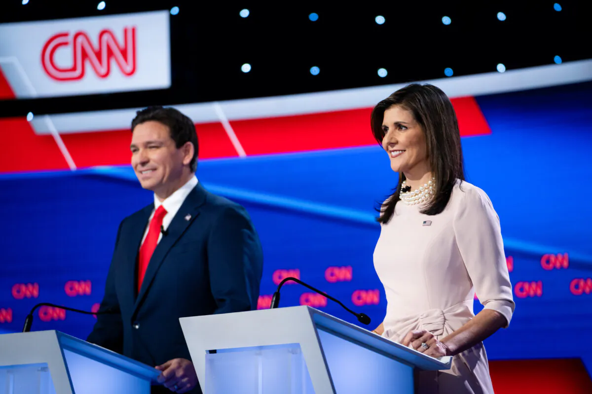 Candidates Ron DeSantis (L) and Nikki Haley participate in CNN's GOP presidential primary debate at Drake University in Des Moines, Iowa, on Jan. 10, 2024. (Madalina Vasiliu/The Epoch Times)