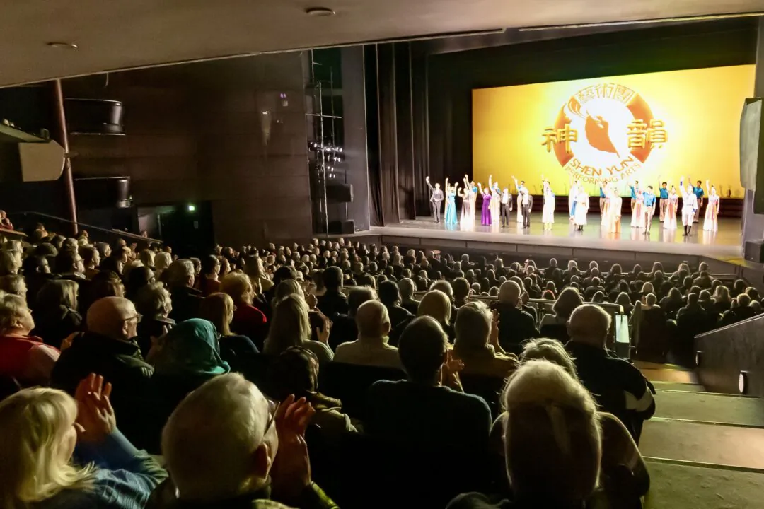 Shen Yun Performing Arts New Era Company's curtain call at the Milton Keynes Theatre in the U.K. on Jan. 17, 2024. (The Epoch Times)